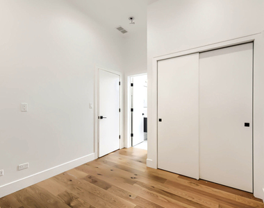 6740 N Sheridan Road - Photo Thumbnail 12