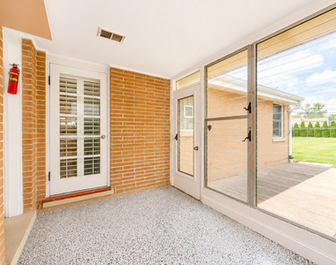 408 S Albert Street - Photo Thumbnail 16