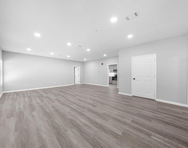 5399 Northland Drive Ne - Photo Thumbnail 13