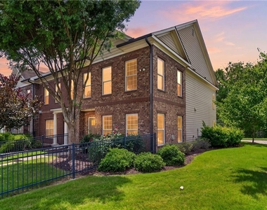 920 Westmoreland Circle Nw - Photo Thumbnail 1