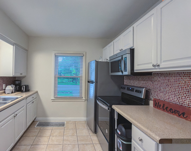 807 W John Street - Photo Thumbnail 11