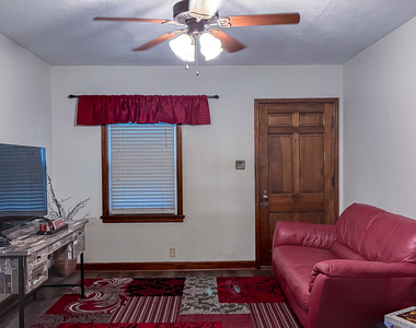 807 W John Street - Photo Thumbnail 4