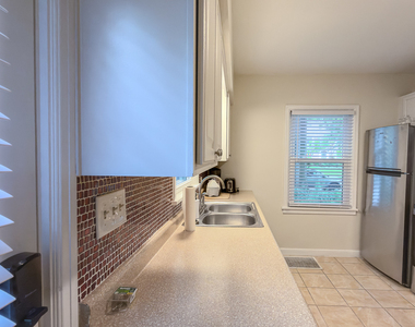 807 W John Street - Photo Thumbnail 8