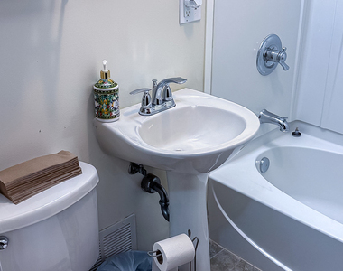 807 W John Street - Photo Thumbnail 18