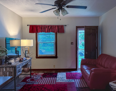 807 W John Street - Photo Thumbnail 3