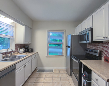 807 W John Street - Photo Thumbnail 9