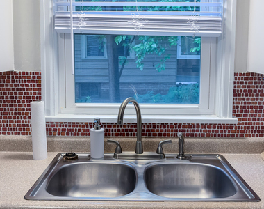 807 W John Street - Photo Thumbnail 10