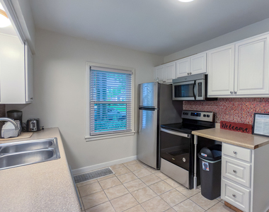 807 W John Street - Photo Thumbnail 12