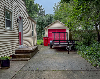 807 W John Street - Photo Thumbnail 1