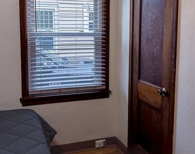 807 W John Street - Photo Thumbnail 14