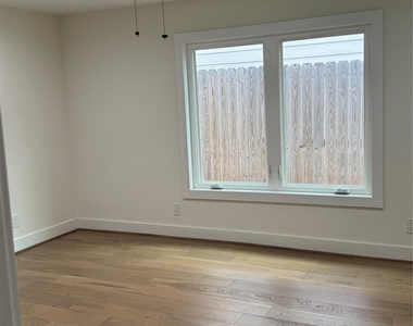 10042 Westview Drive - Photo Thumbnail 5