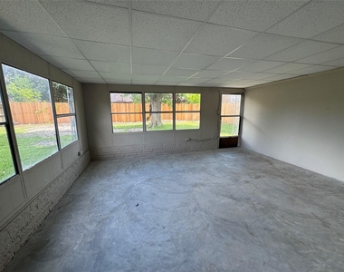 814 Globe Street - Photo Thumbnail 12