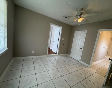 814 Globe Street - Photo Thumbnail 2