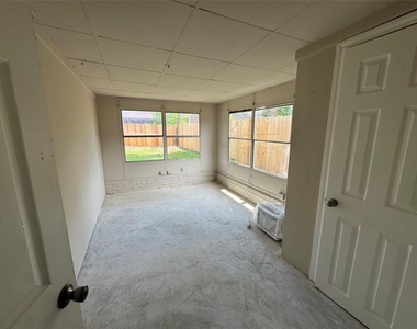 814 Globe Street - Photo Thumbnail 7