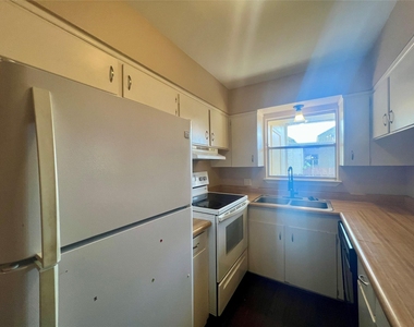 7714 Renwick Drive - Photo Thumbnail 10