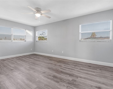 4312 S Bay Circle - Photo Thumbnail 8