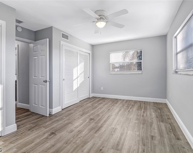 4312 S Bay Circle - Photo Thumbnail 9