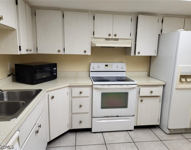 4104 Se 12th Place - Photo Thumbnail 2