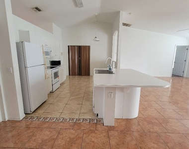804 Bert Avenue N - Photo Thumbnail 6