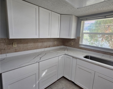 421 Se 24th Avenue - Photo Thumbnail 2