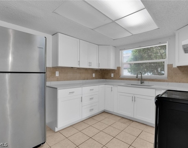 421 Se 24th Avenue - Photo Thumbnail 1