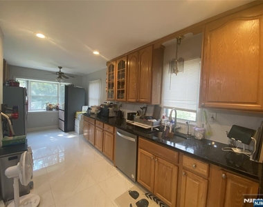 464 Hillcrest - Photo Thumbnail 3