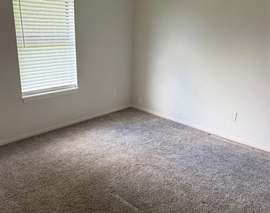 151 Country Oaks Street - Photo Thumbnail 13