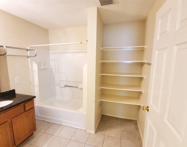 18203 Afton Hollow Lane - Photo Thumbnail 14