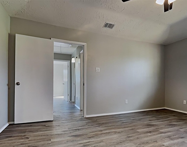 3310 Hampton Drive - Photo Thumbnail 8