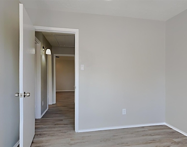 3310 Hampton Drive - Photo Thumbnail 12