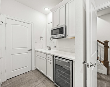 719 Leverkuhn Street - Photo Thumbnail 5
