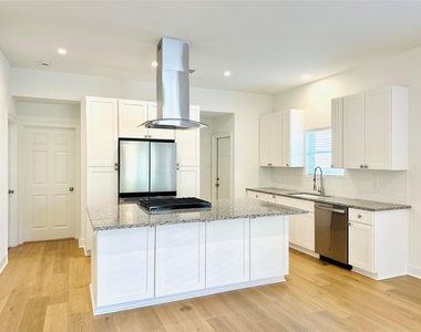 4808 Avenue S - Photo Thumbnail 2
