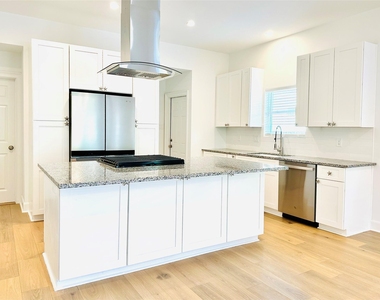 4808 Avenue S - Photo Thumbnail 5