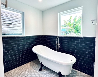 4808 Avenue S - Photo Thumbnail 14