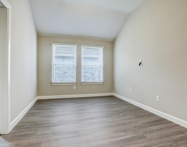 1926 Lansing Cove Drive - Photo Thumbnail 15