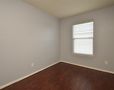 2707 Roaring Oaks Lane - Photo Thumbnail 27