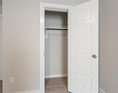 8635 Jetty Glen Drive - Photo Thumbnail 12