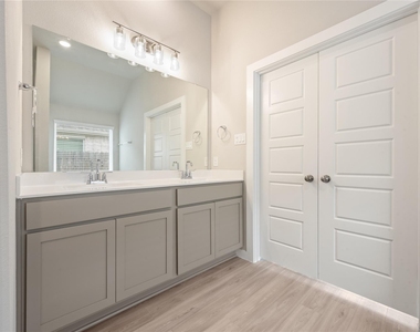 8635 Jetty Glen Drive - Photo Thumbnail 7