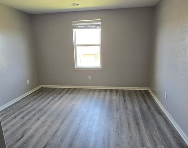 2318 Oyster Bay Avenue - Photo Thumbnail 8