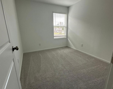 939 Pertuso Lane Lane - Photo Thumbnail 16