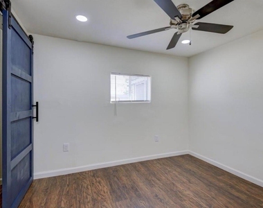 804 Carnegie Street - Photo Thumbnail 16