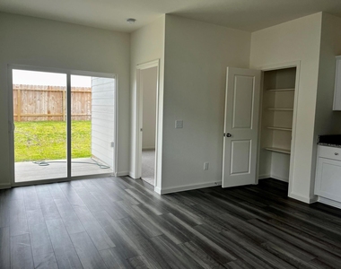 31266 Williams Landing St - Photo Thumbnail 6