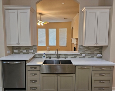 3218 Waters Edge Drive - Photo Thumbnail 6
