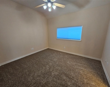 3218 Waters Edge Drive - Photo Thumbnail 31