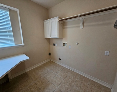 3218 Waters Edge Drive - Photo Thumbnail 9