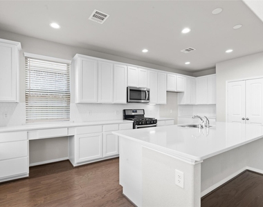 29650 Kynndal Shore Drive - Photo Thumbnail 10