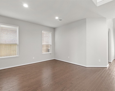 29650 Kynndal Shore Drive - Photo Thumbnail 12