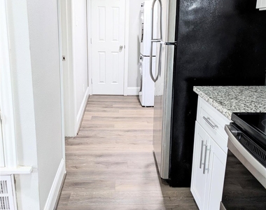 813 1/2 Alexander Street - Photo Thumbnail 4