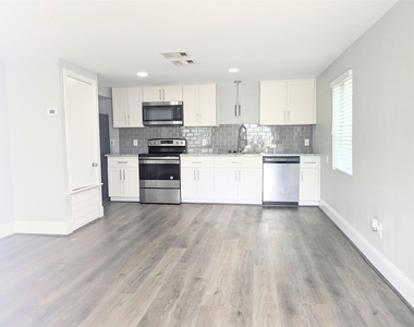 813 1/2 Alexander Street - Photo Thumbnail 2