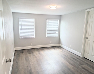 813 1/2 Alexander Street - Photo Thumbnail 5
